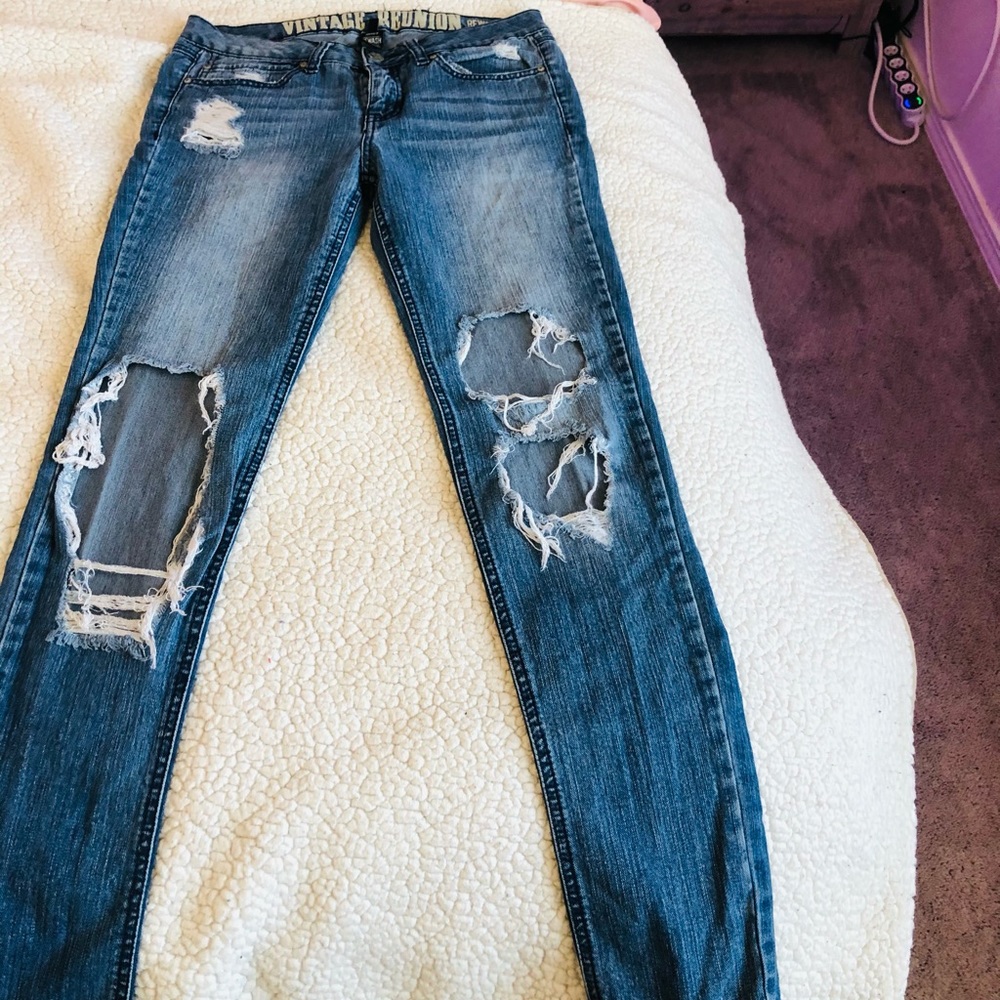 Ripped jeans😁🌻